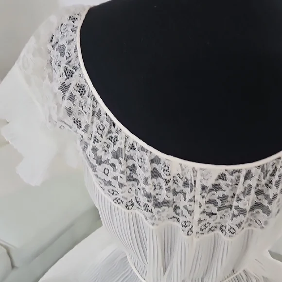 Elegant White Lace Night Gown - Picture 9 of 13